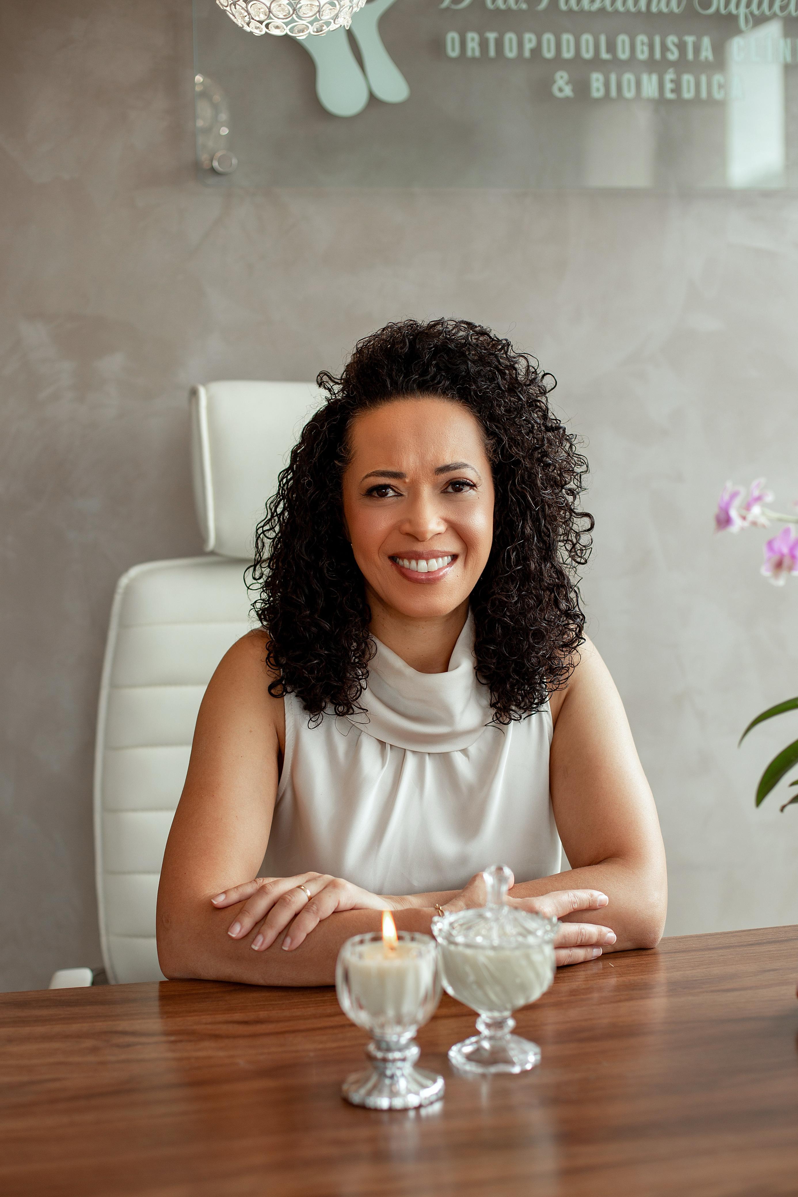 Dra. Fabiana Siqueira - Ortopodologista em seu consultorio